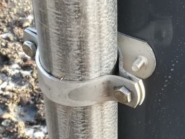 STOLPFÄSTE TILL 60 MM STOLPE, ROSTFRITT (KRÄVS 2 ST PER KORG)